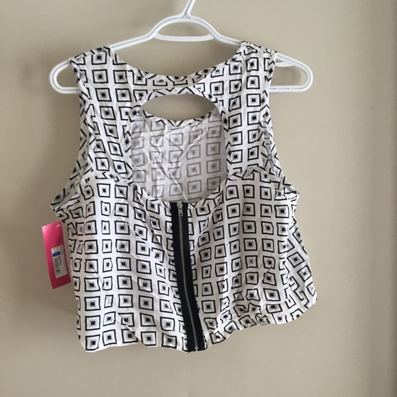 NWT Cropped Geometric Print Top - Picture 2 of 5